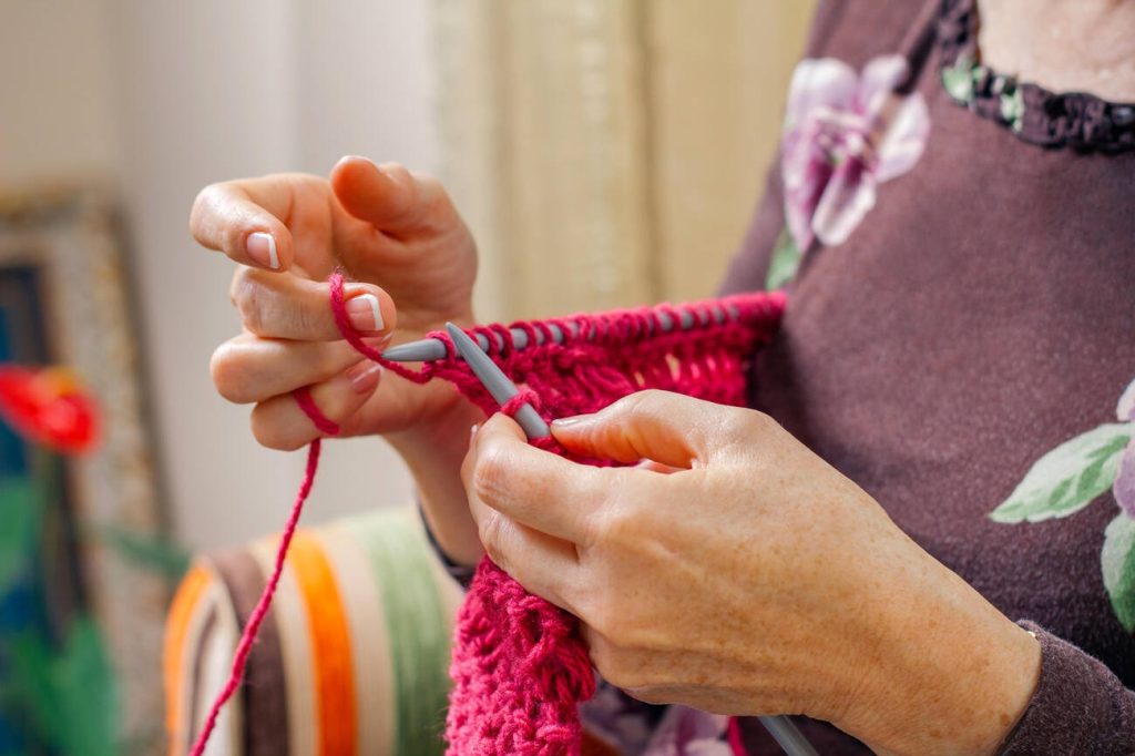 What is difference between weaving and knitting